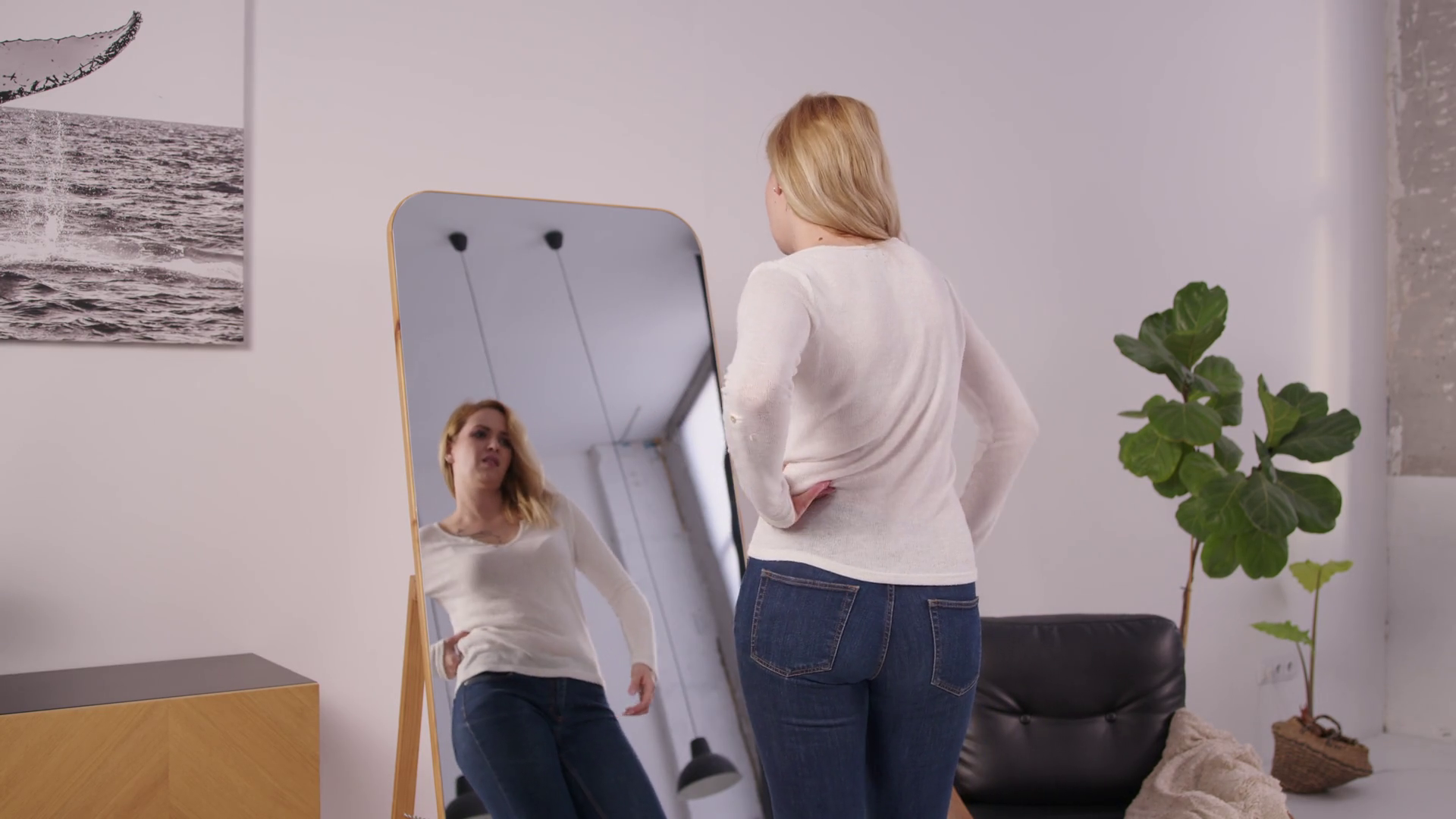 donna insoddisfatta della sua immagine allo specchio - Studio Psiché
