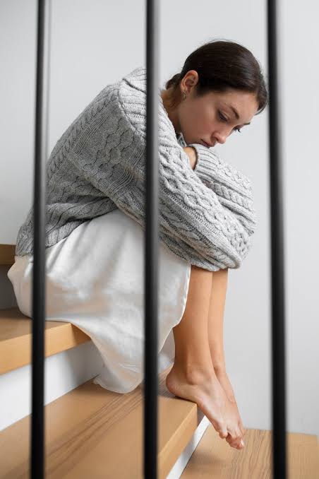 giovane donna triste rannicchiata su scale di casa - Studio Psiché