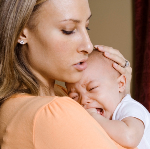 baby crying and mother calms him - Studio Psiché