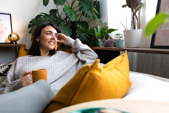 ex-expat woman feeling back home relaxing - Studio Psiché
