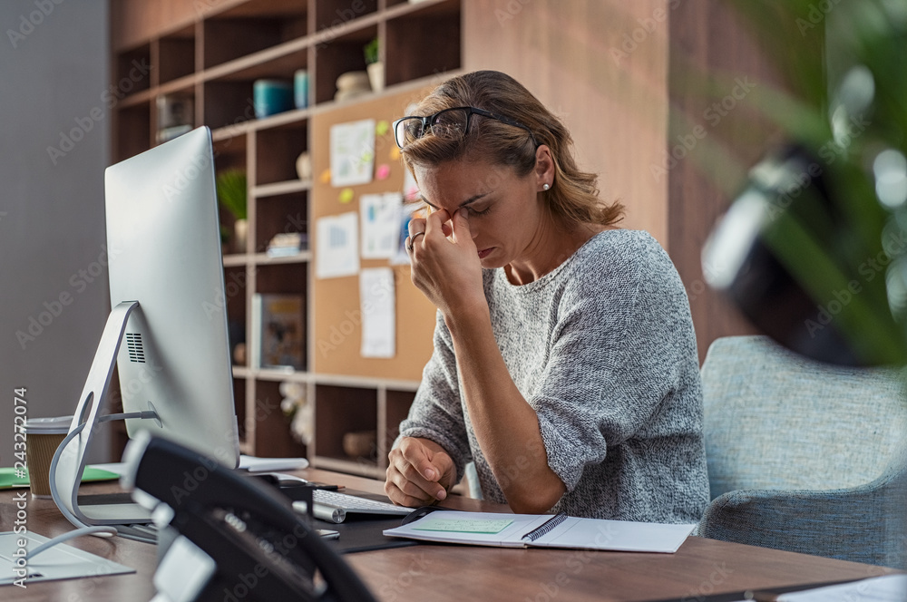 woman having psicosomatic headache at office - Studio Psiché