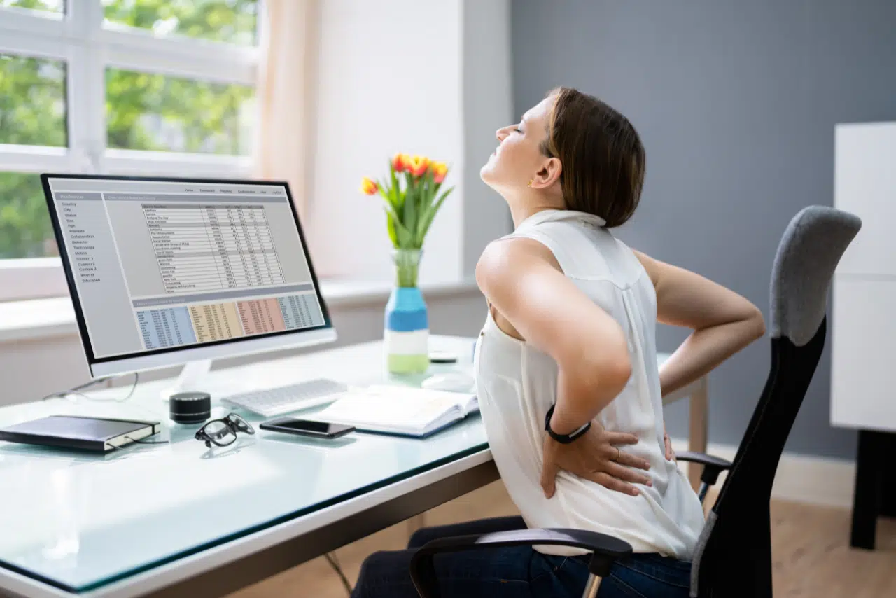 woman soffering from pain at office - Studio Psiché